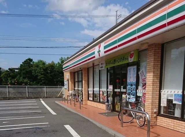 セブンイレブン岩名２丁目店まで800m