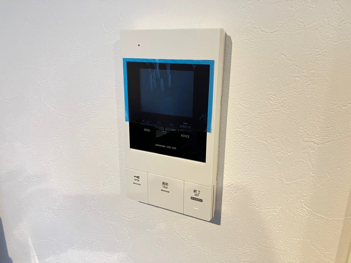 オートロックを完備し、セキュリティ面にも配慮した安心の住環境。入居者様が快適かつ安心してお過ごしいただけるよう、防犯性と利便性を兼ね備えた設備を整えています。