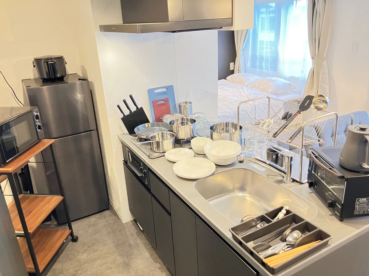調理器具や食器類を豊富にご用意した、使い勝手の良いキッチン。冷蔵庫・電子レンジ・電気ケトルなどの家電も揃っており、ご入居後すぐに自炊を始められます。