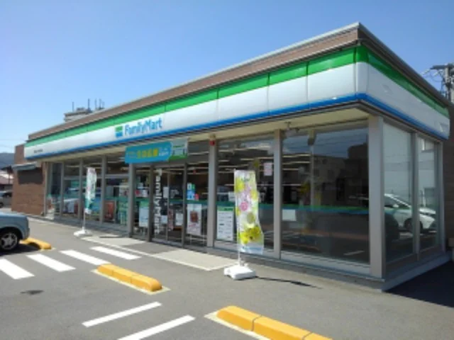 ファミリーマートまで750m