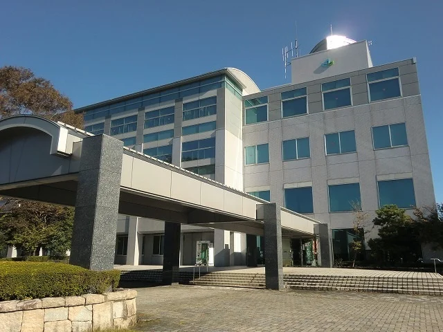山県市役所まで1100m