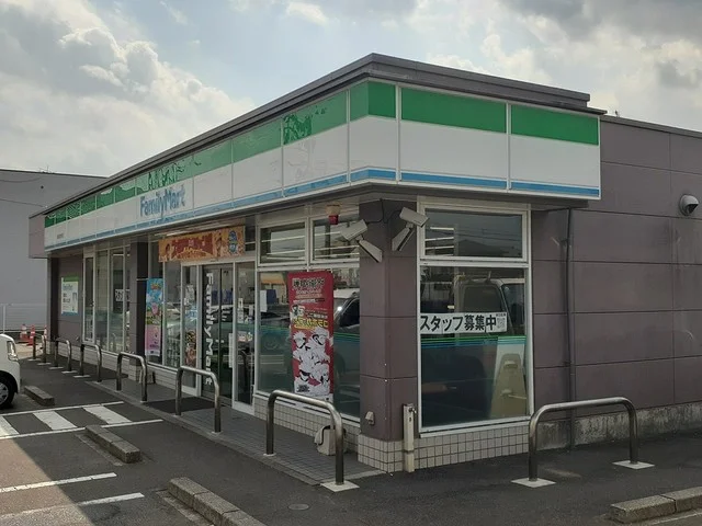 ファミリーマートまで650m