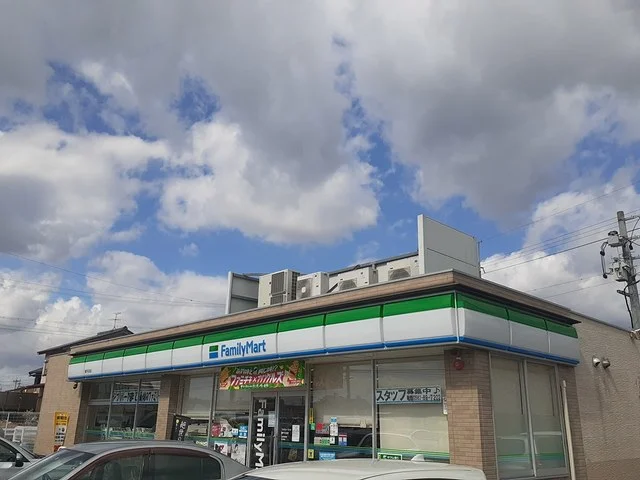 ファミリーマートまで427m