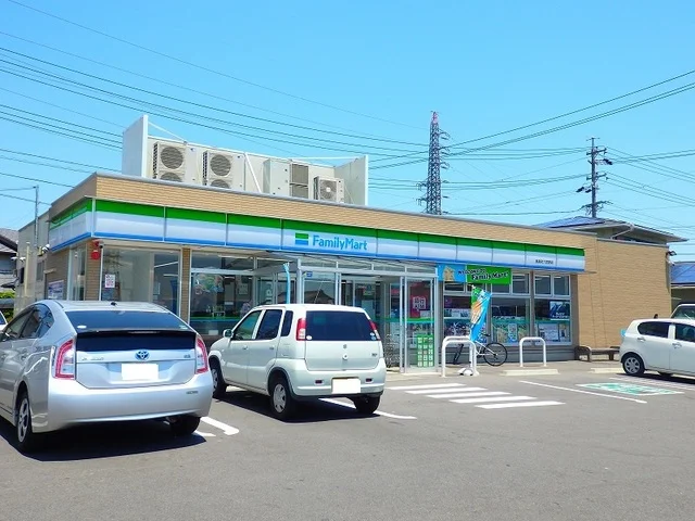 ファミリーマート東員町六把野店まで750m