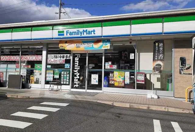 ファミリーマートまで1200m