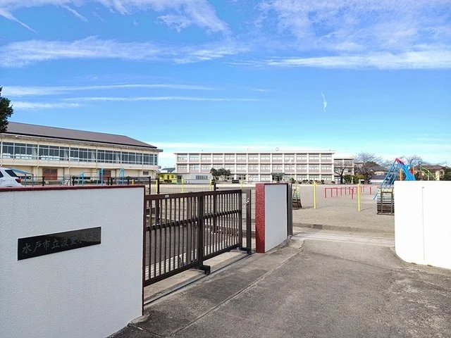 渡里小学校まで520m