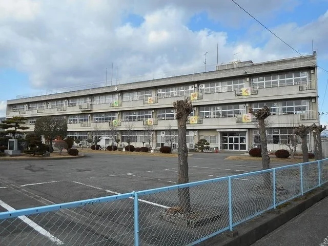 上里町賀美小学校まで1800m