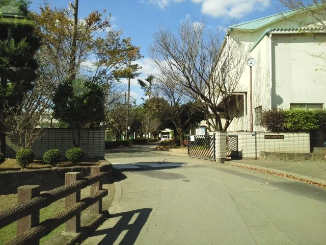 二岡中学校まで1600m
