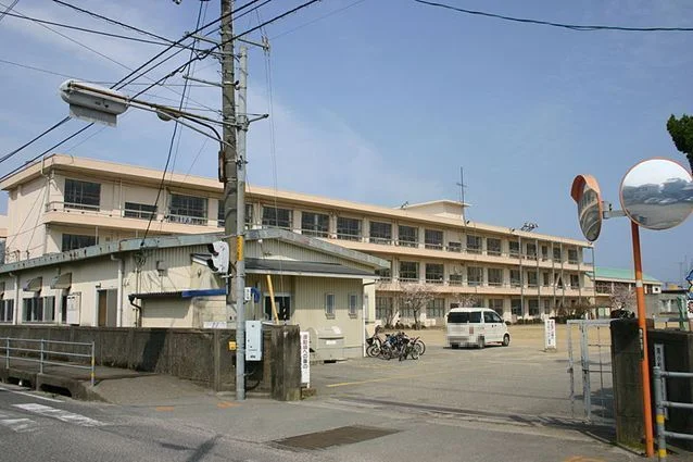 南小松島小学校まで2800m