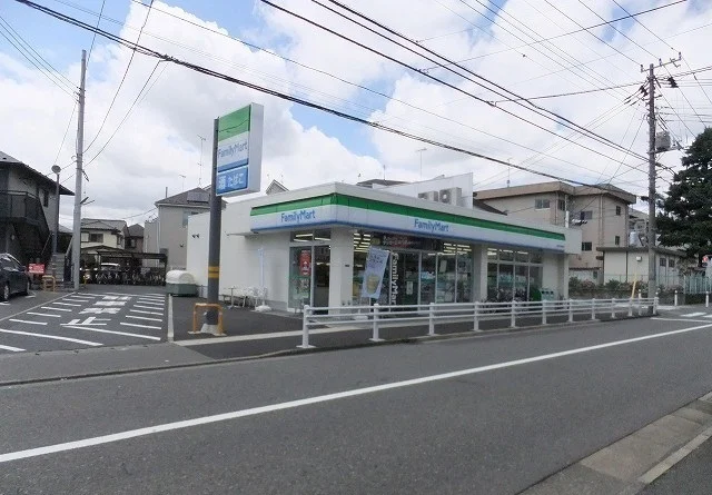 ファミリーマートまで180m