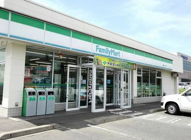 ファミリーマート箕輪バイパス店まで1800m