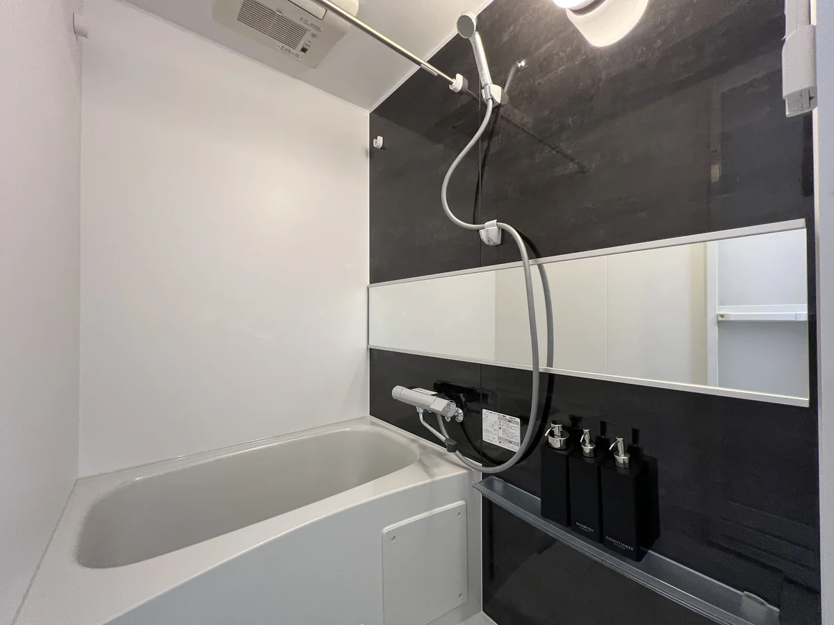 長期滞在にはうれしい風呂トイレ別でシャンプーコンディショナーボディソープも完備しております。