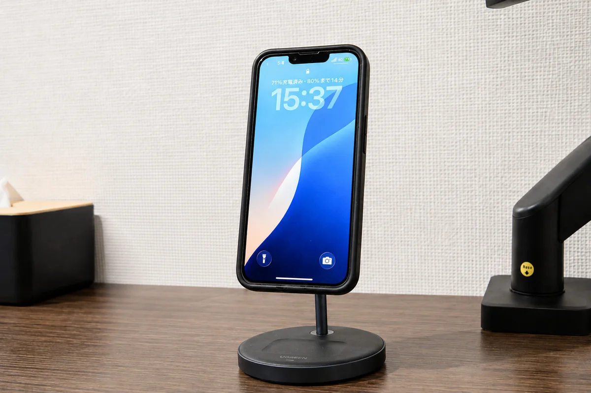 ワーキングスペースにはスマホ置き型充電もございます！