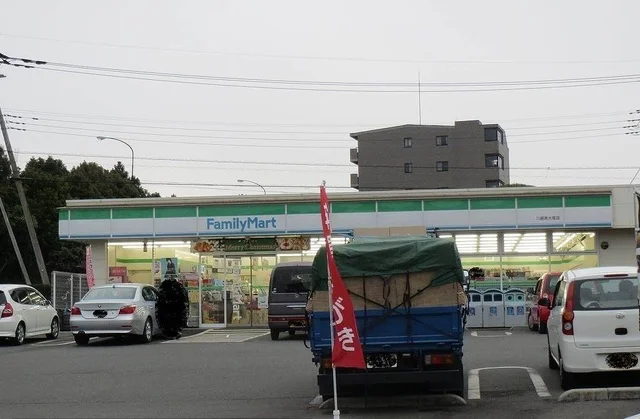 ファミリーマートまで1100m