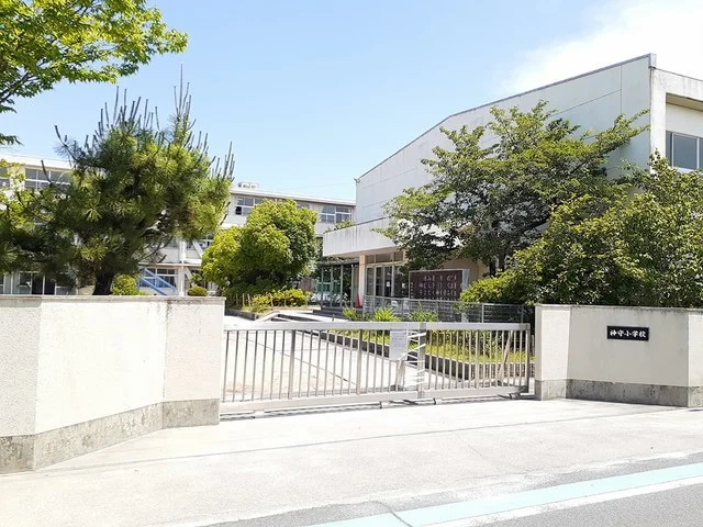 津島市立　神守小学校まで1300m