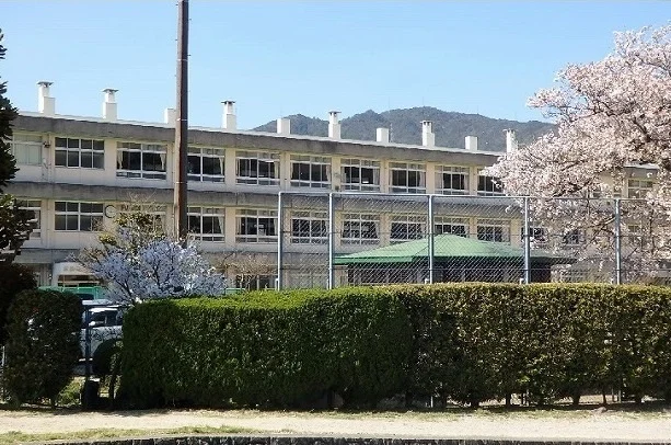 三入小学校まで1900m