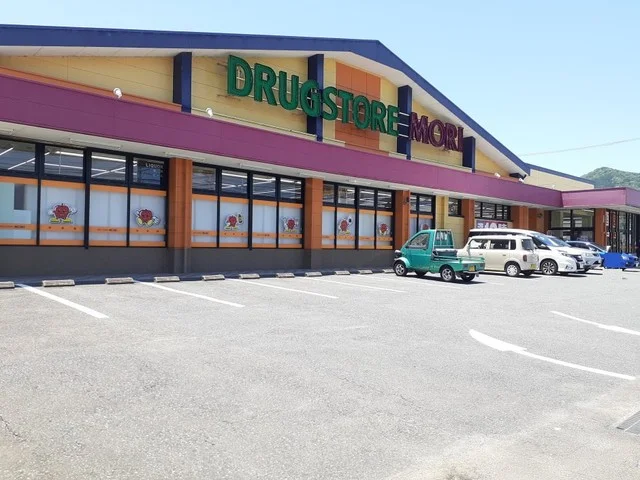 ドラッグストアモリ前原店まで57m