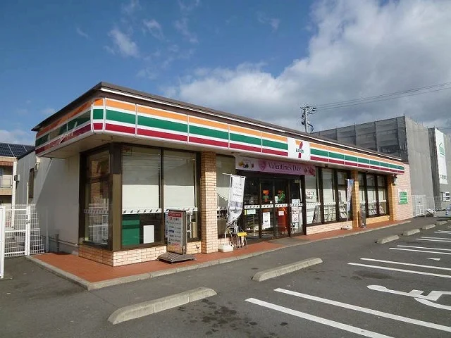 セブンイレブンまで700m