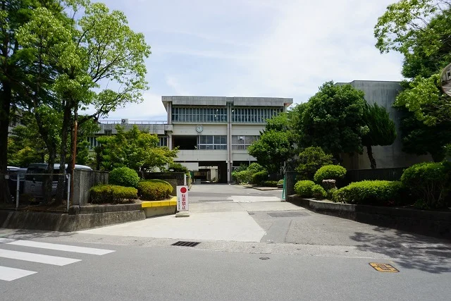 八万南小学校まで1100m