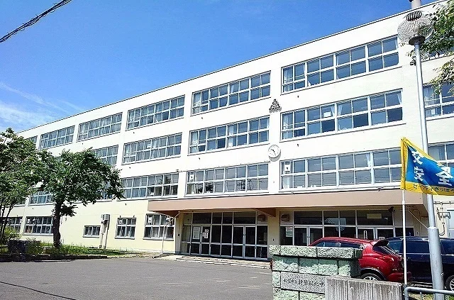 札幌市立新琴似北中学校まで300m