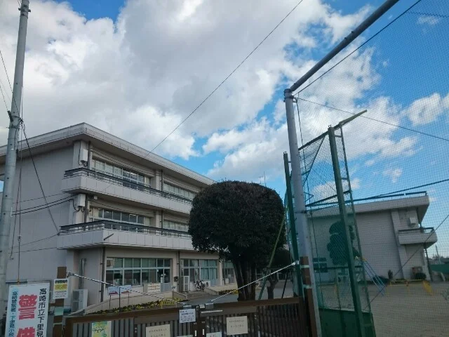 市立下里見小学校まで400m