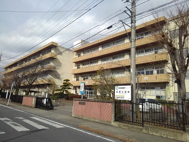 市立浜尻小学校まで43m