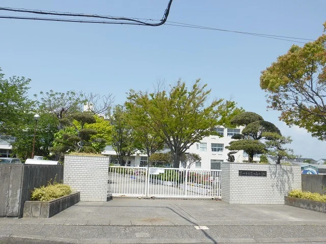 磐田南小学校まで1500m