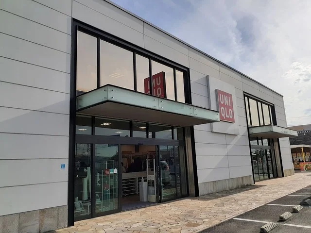 ユニクロ紀の川店様まで800m