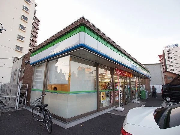 ファミマ小倉三萩野１丁目店まで180m
