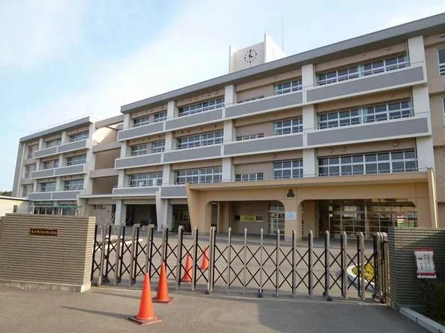 坂ノ市小学校まで1100m