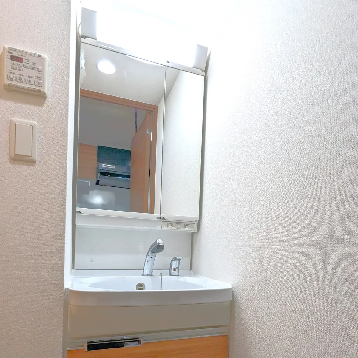 ミラー付き洗面台