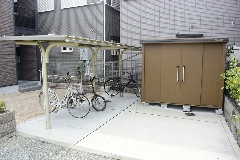 駐輪場とゴミ置き場です。