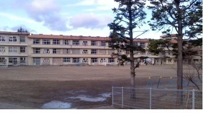 渡利小学校まで1600m