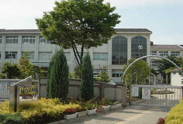 美山小学校まで1700m