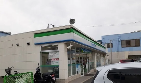 ファミリーマート様まで700m