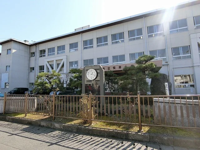 安井小学校まで1500m