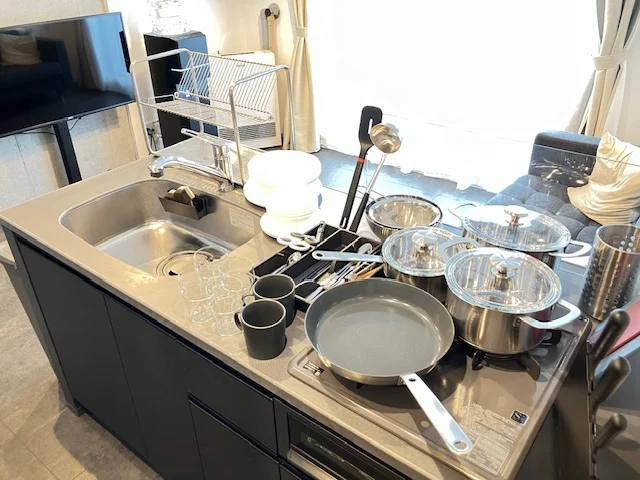 調理器具や食器類を豊富にご用意。フライパン・鍋・包丁・グラスなどが揃っており、入居したその日から自炊を楽しめます。長期滞在にも便利です。