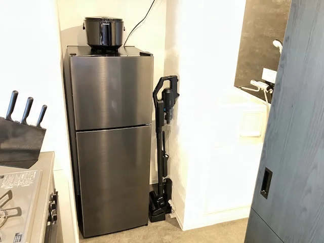 冷蔵庫や炊飯器に加え、掃除機も完備。日常生活に必要な家電が揃っているため、入居後すぐに快適な生活をスタートできます。