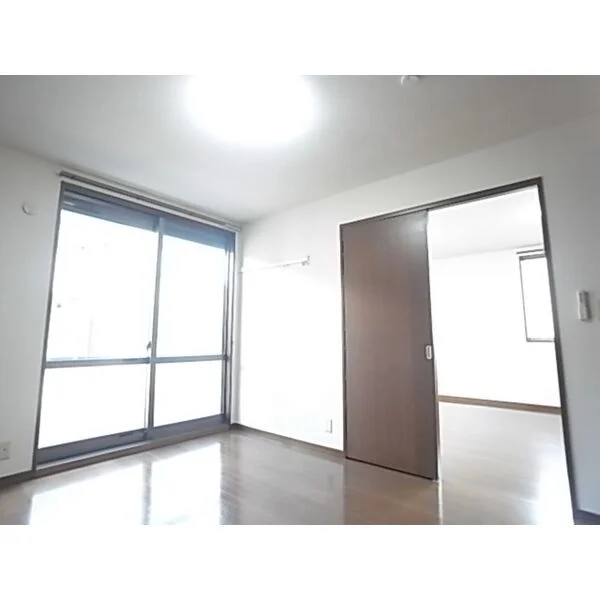 家具・家電設置前のお部屋の画像になります