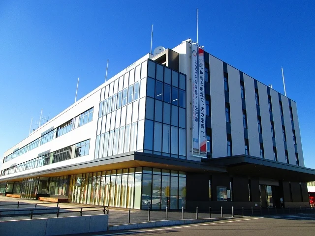米沢市役所まで1100m