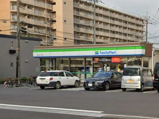 ファミリーマートまで220m
