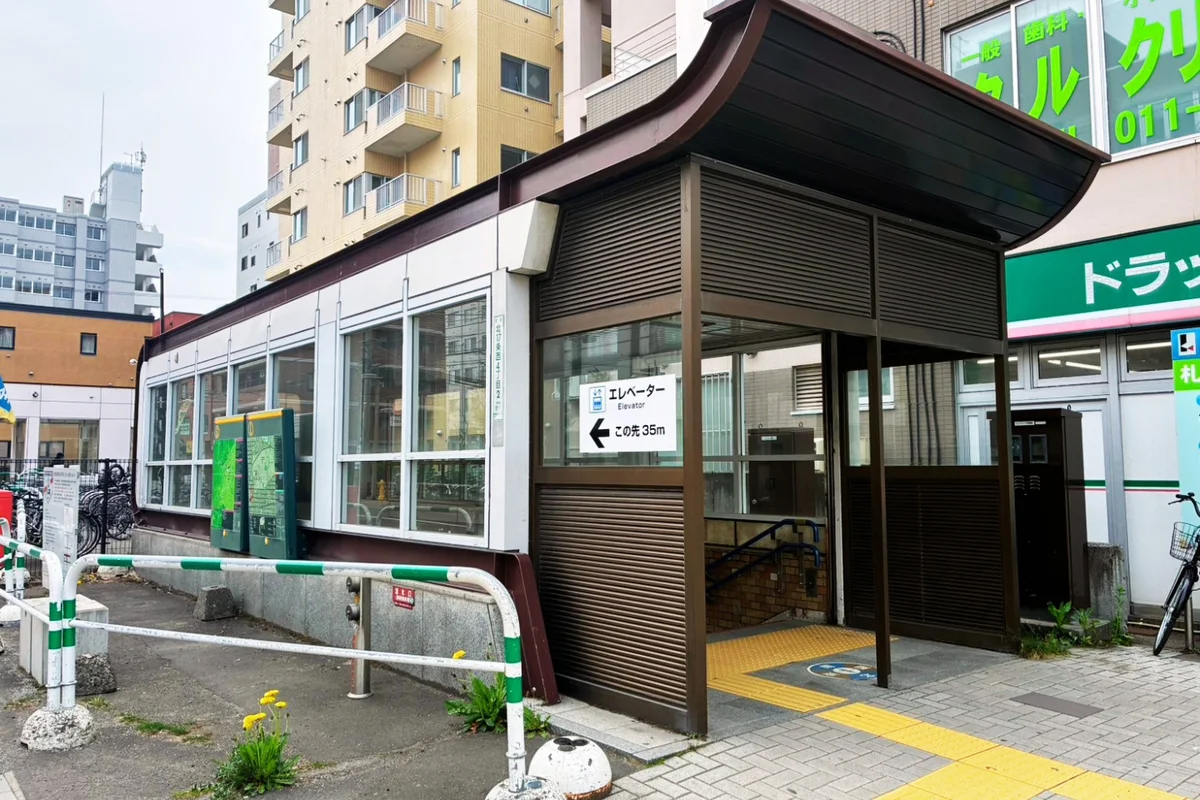 施設最寄りの地下鉄駅「北18条駅」です。 徒歩約7分です。