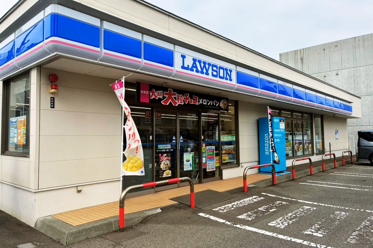最寄りのコンビニは「ローソン 札幌北18東一丁目店」。徒歩約2分の距離にあります。