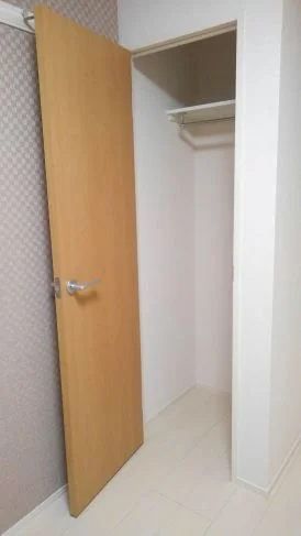 ポール付き収納でコートやスーツもらくらくしまえます。