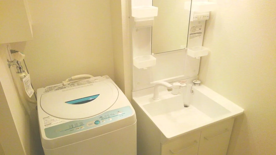 洗面所に洗濯機があるので音が部屋までもれにくいです。