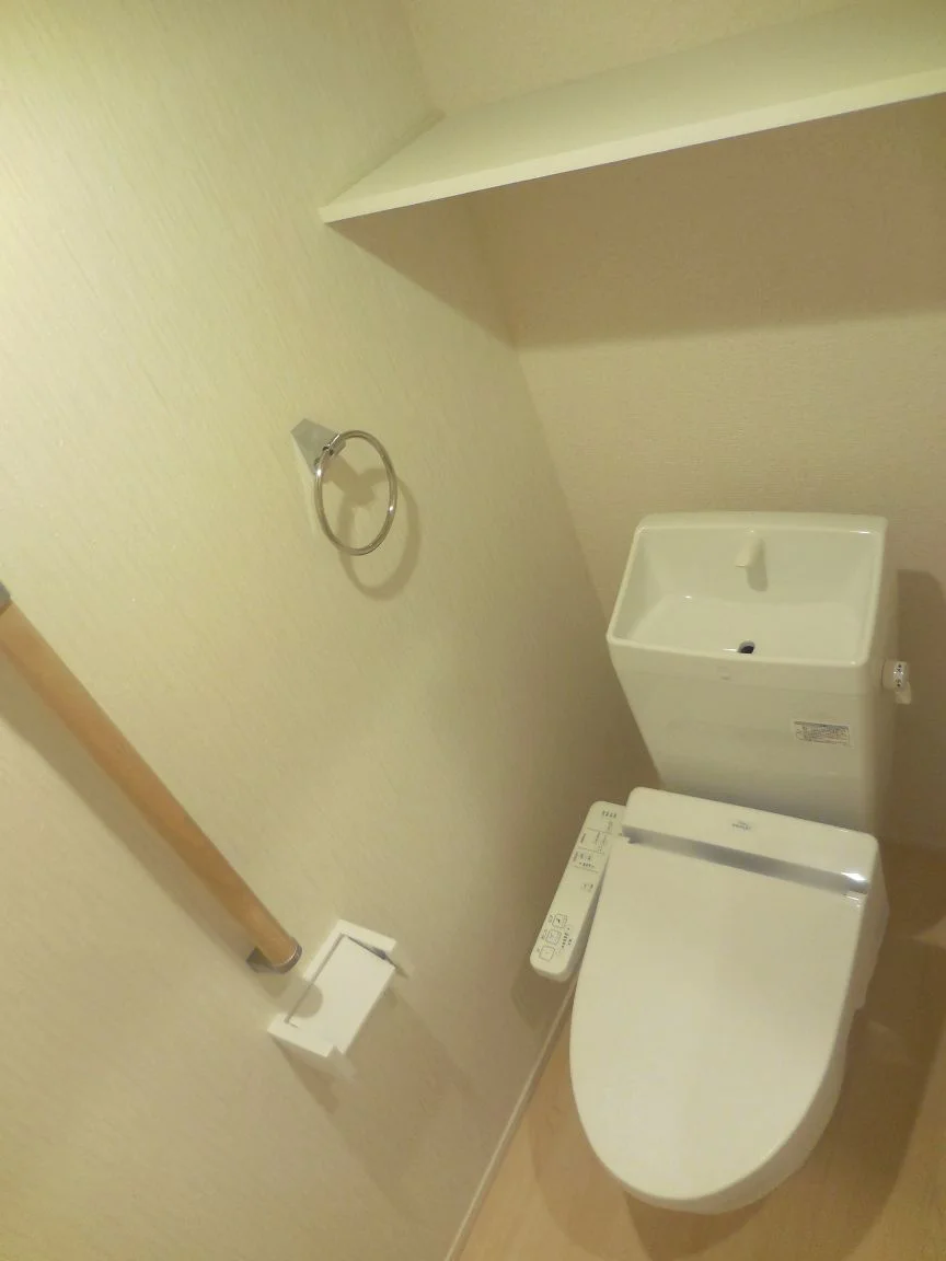 温水便座付きでいつでも暖かいです。