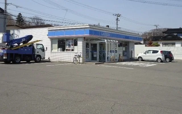 ローソン　新屋比内町店まで350m