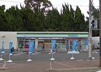 ファミリーマートまで220m