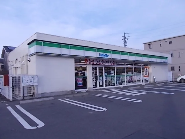 ファミリーマートまで270m
