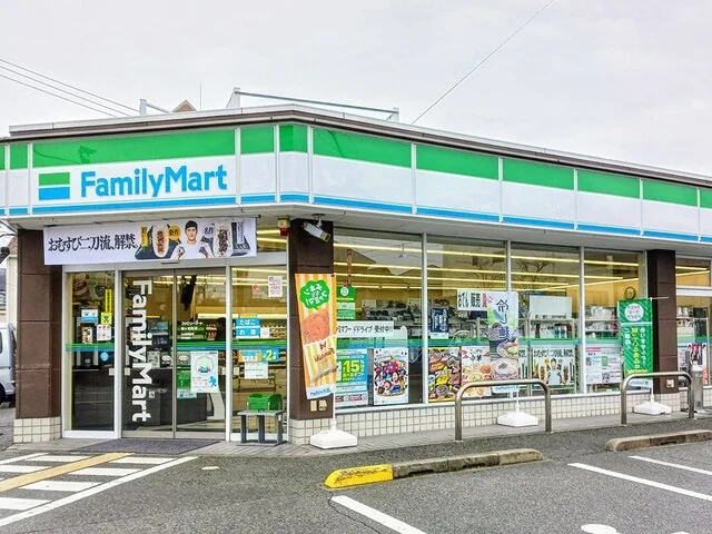 ファミリーマートまで100m
